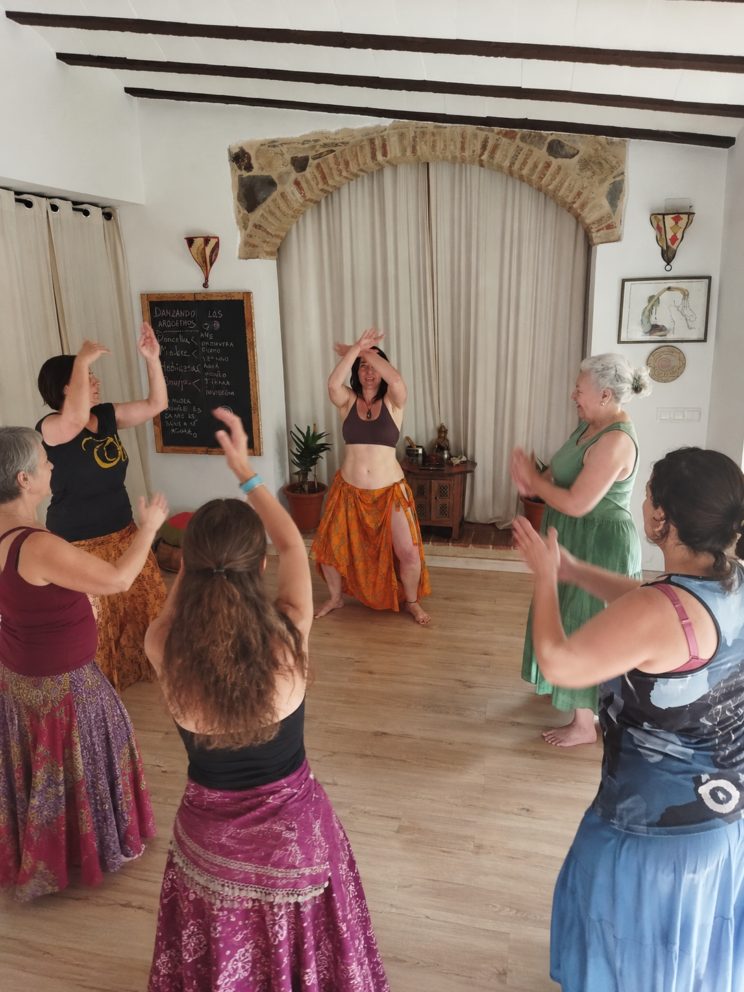 Mujeres danzando en sala